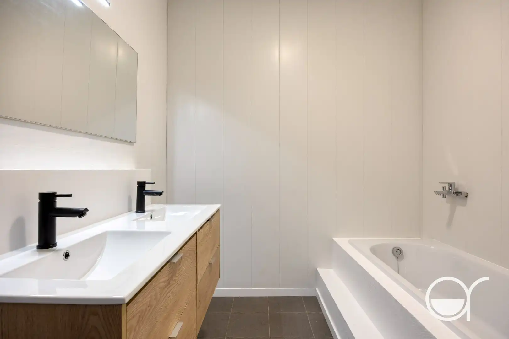Instapklaar tweeslaapkamerappartement met garagebox foto 8