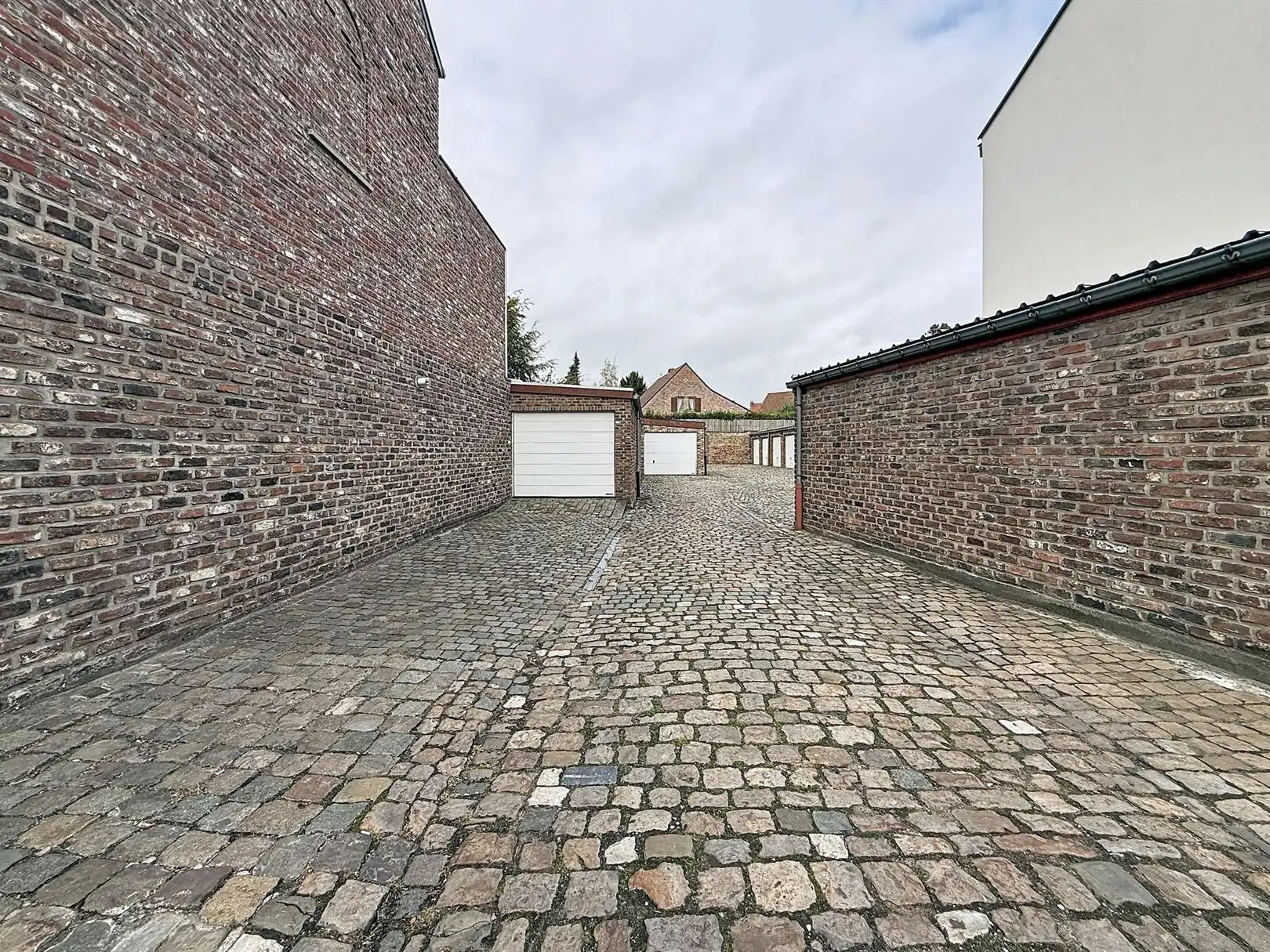 Instapklare stadswoning, tuin, 2 garages, 3a 17ca foto 30
