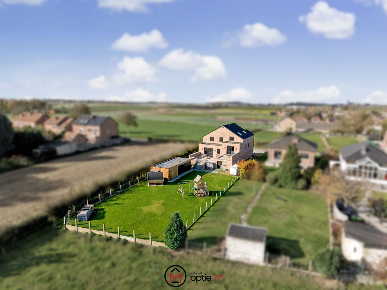 Prachtige woning met inpandige studio te koop in Riemst, Val-meer. foto {{pictureIndex}}