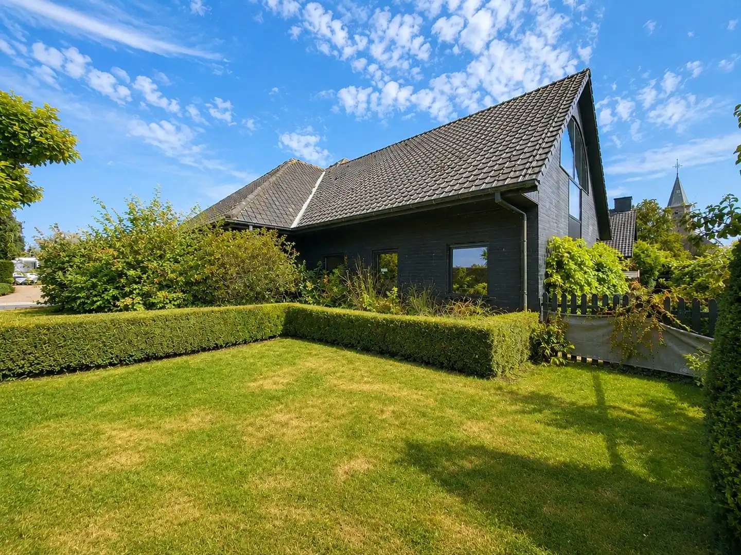 Exclusief wonen & ondernemen: imposante villa met volwaardige praktijk en aparte toegang op commerciële topligging, een perceel van 1.139 m² en met maar liefst 532 m² bewoonbare oppervlakte. foto 3