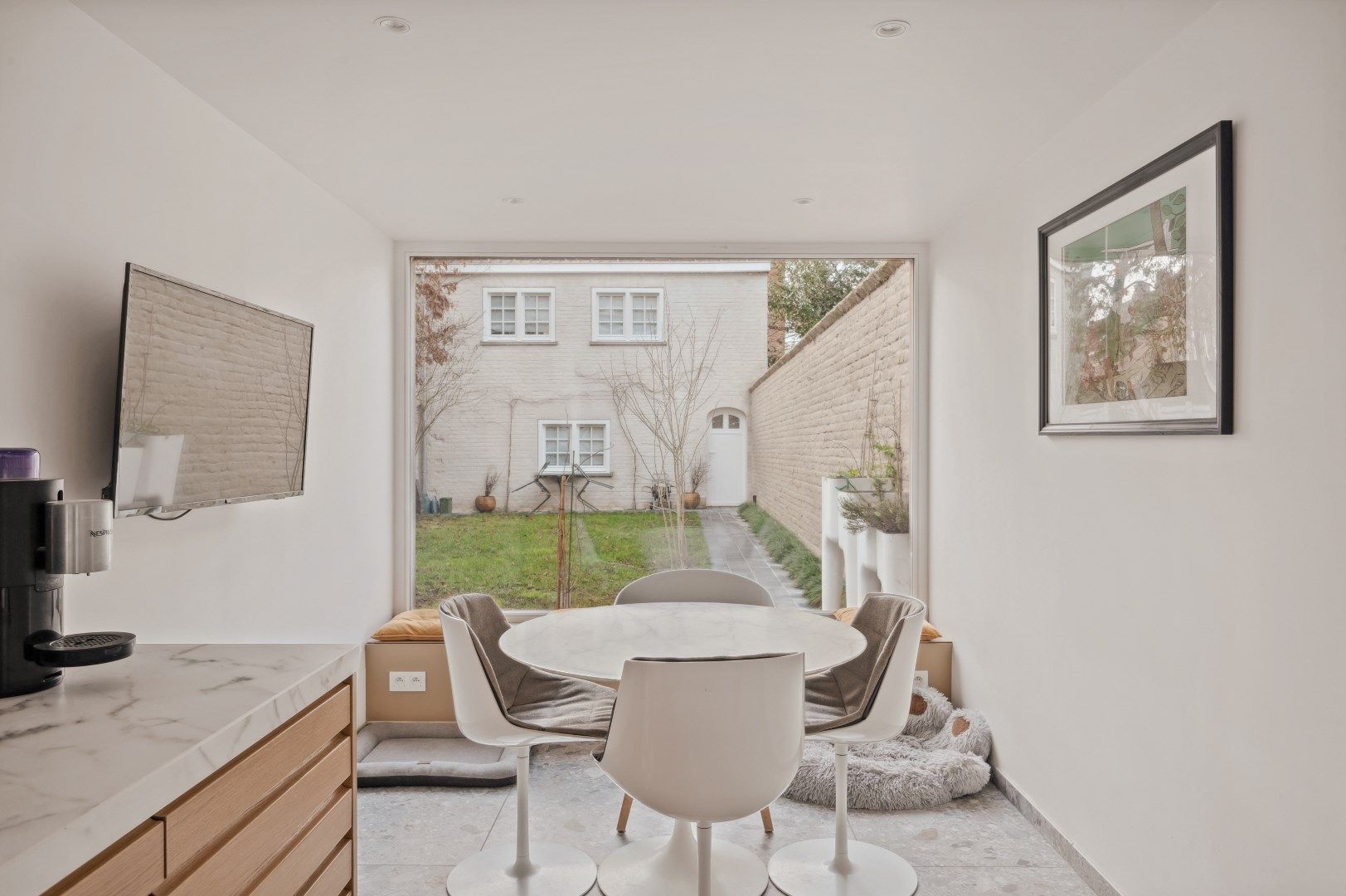 Authentieke volledig gerenoveerde herenwoning met zuidwest gerichte tuin en garage in het hartje van Ieper. foto 11
