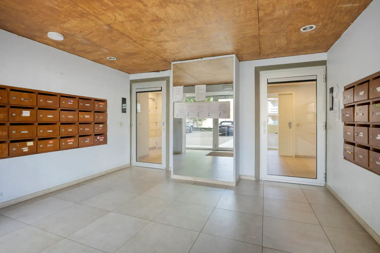 Gerenoveerd appartement met twee slaapkamers en parking foto 3