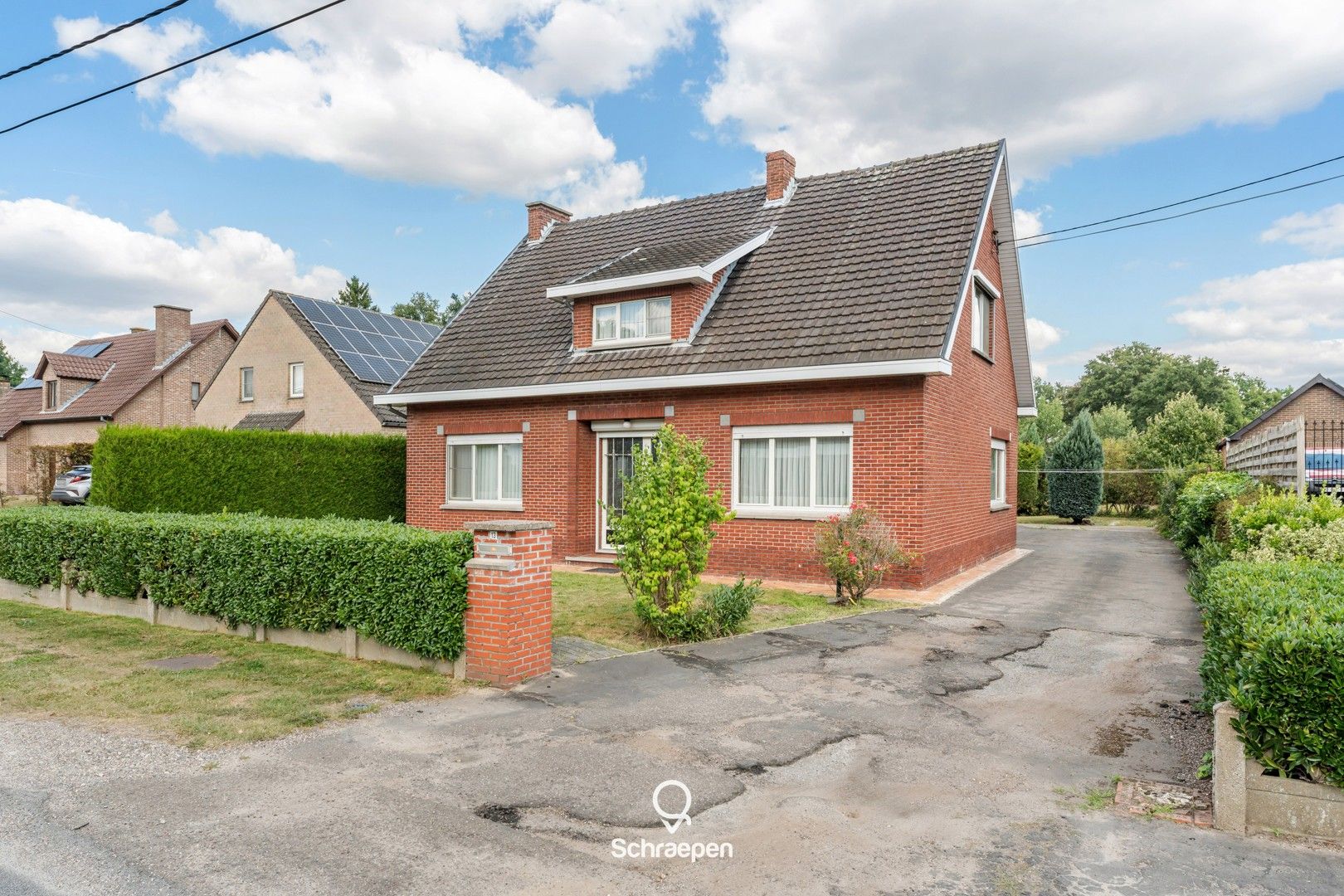 Hoofdfoto van de publicatie: Uitstekend gelegen renovatiewoning met 3 slpks op perceel van circa 11 are te Zonhoven!
