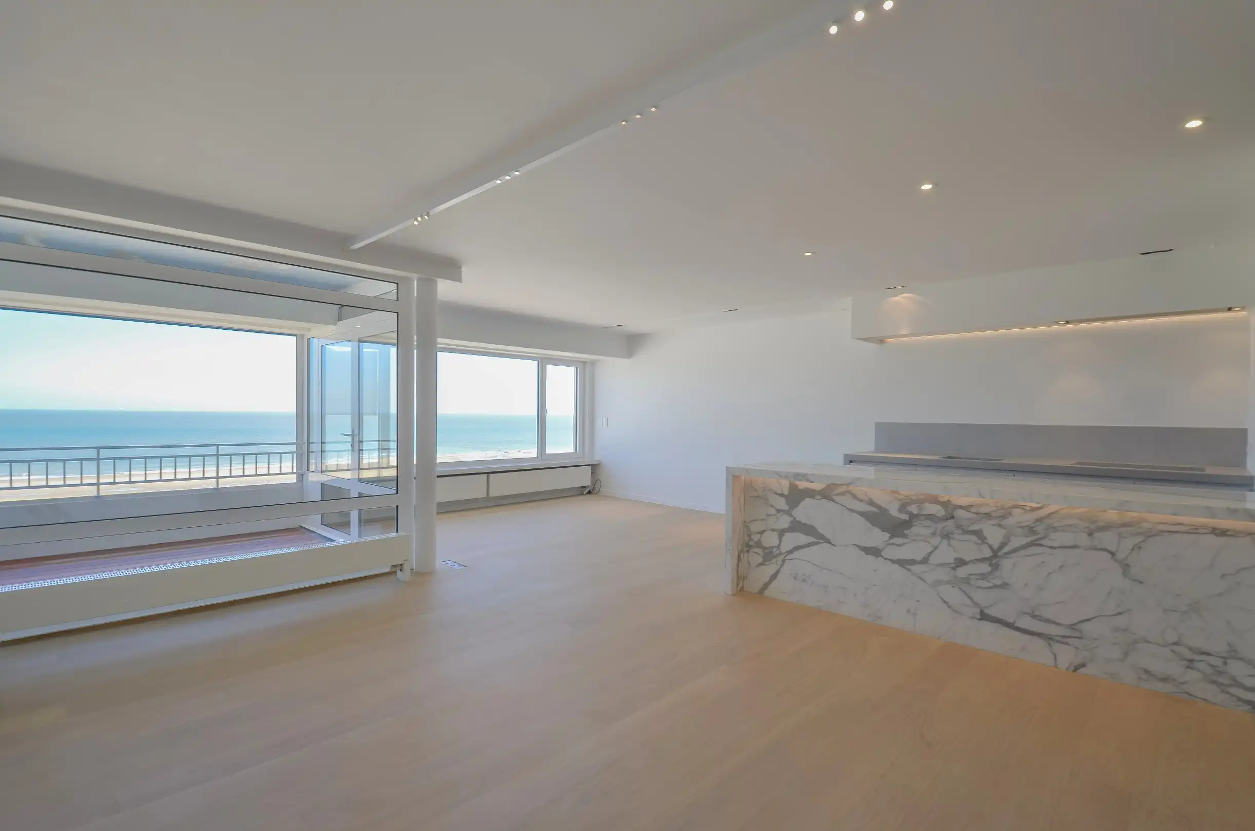 Exclusief – Stijlvol volledig gerenoveerd appartement met frontaal zeezicht. foto 2