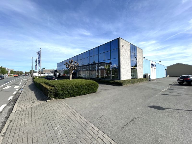 Polyvalent bedrijfspand met uitstekende visibiliteit & ruime parking – Gent (Havengebied) foto {{pictureIndex}}