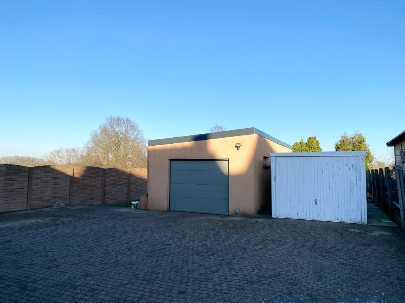 Gezellige bungalow met 2 slaapkamers, zonnepanelen, grote tuin en 2 garages foto 12