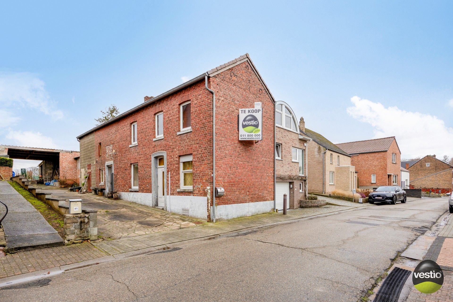 Hoofdfoto van de publicatie: Te renoveren woning met bijgebouwen in het rustige centrum van Bevingen (Sint-Truiden)