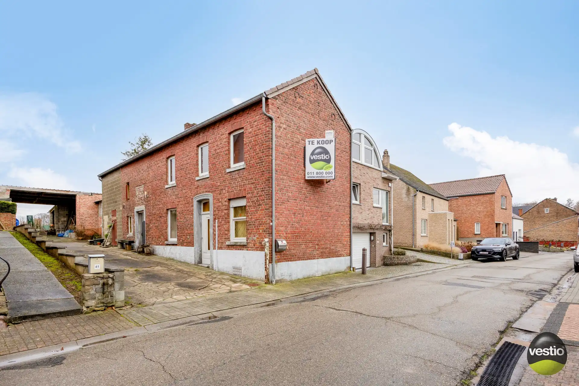 Hoofdfoto van de publicatie: Te renoveren woning met bijgebouwen in het rustige centrum van Bevingen (Sint-Truiden)