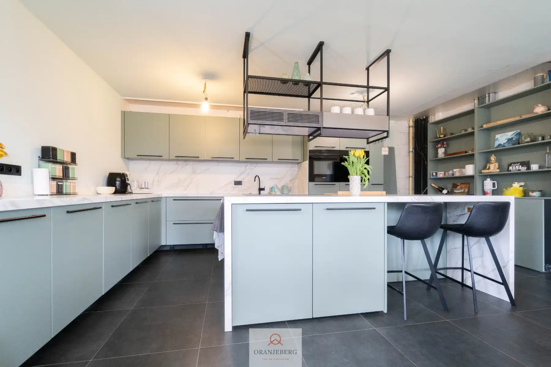 Magazijn met kantoor en woonst foto 8