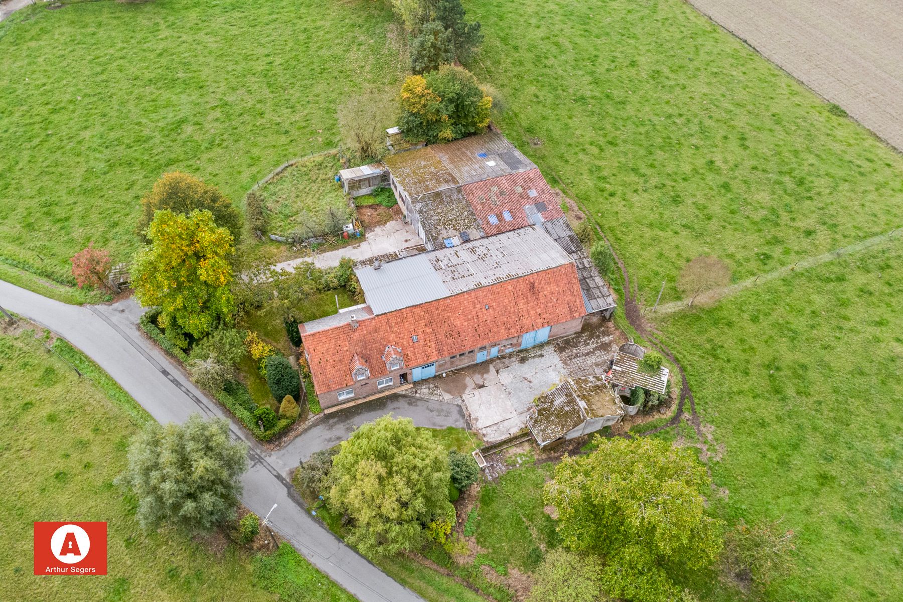 Uniek gelegen hoeve met bijgebouwen en weiland op 1,49 ha foto 17