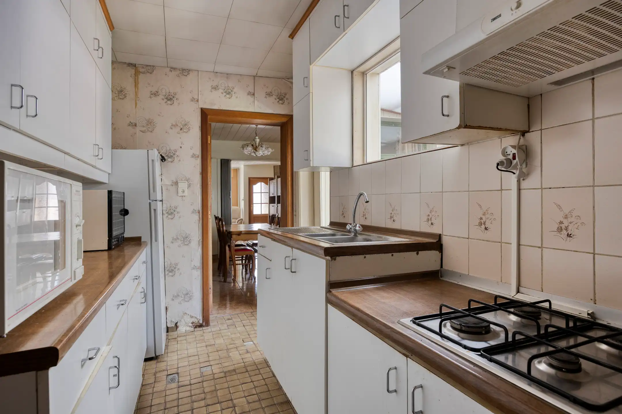 Te renoveren woning met garage en tuin foto 8
