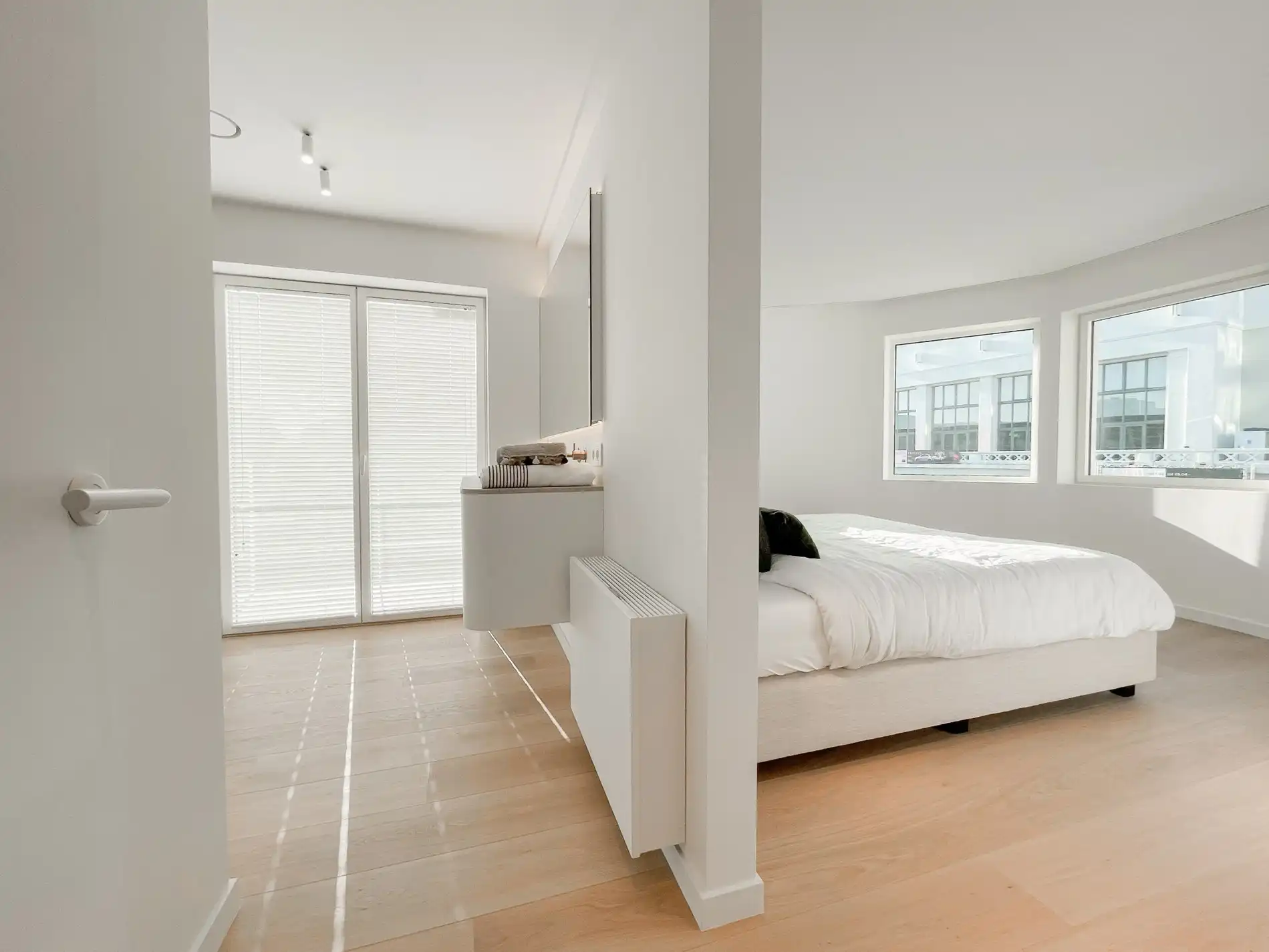 Exclusieve villa: Uitzonderlijk volledig gerenoveerde villa met frontaal zeezicht. foto 32