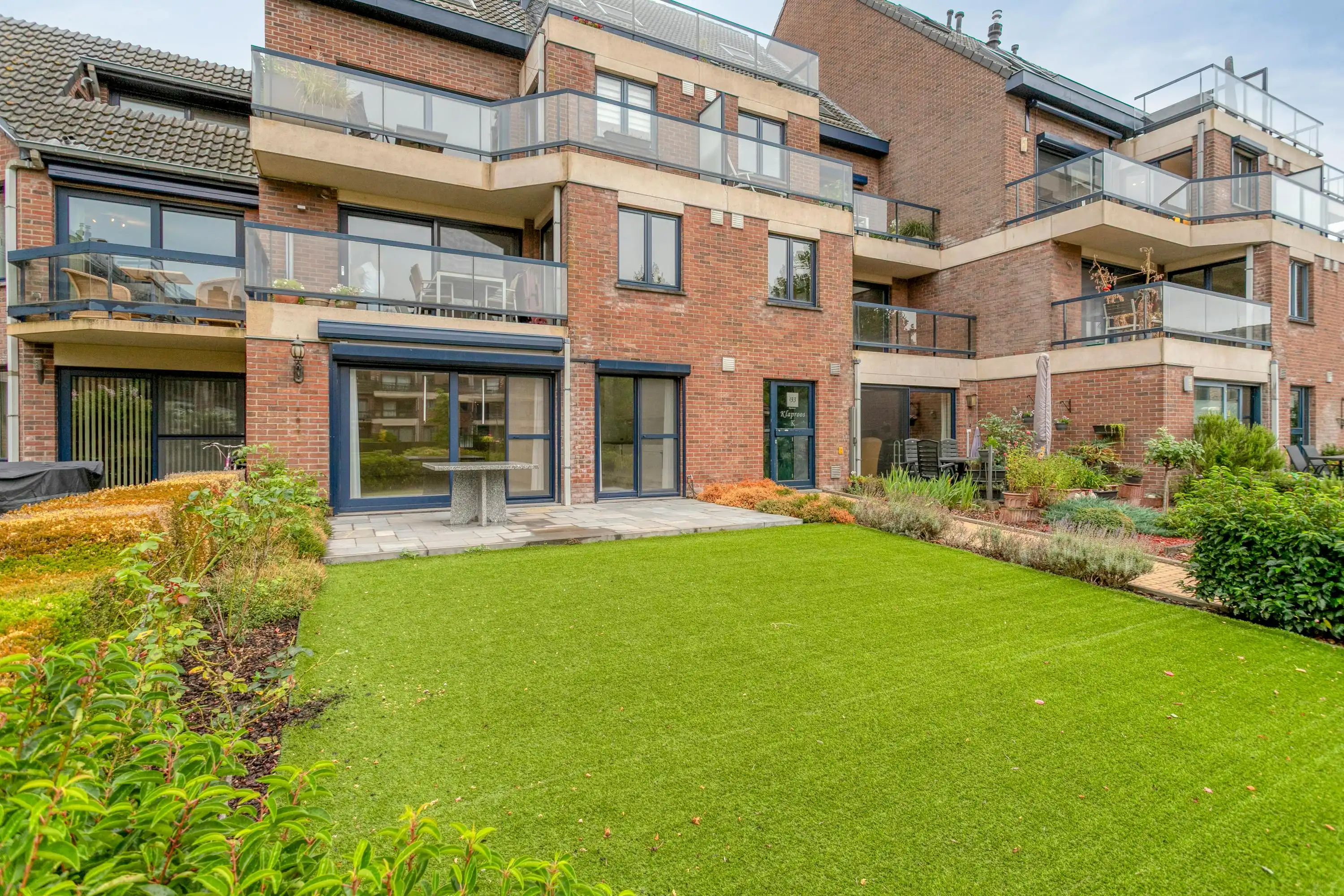 Ruim appartement (103m2) met 2 slaapkamers, terrassen te Sint-Kruis foto 2
