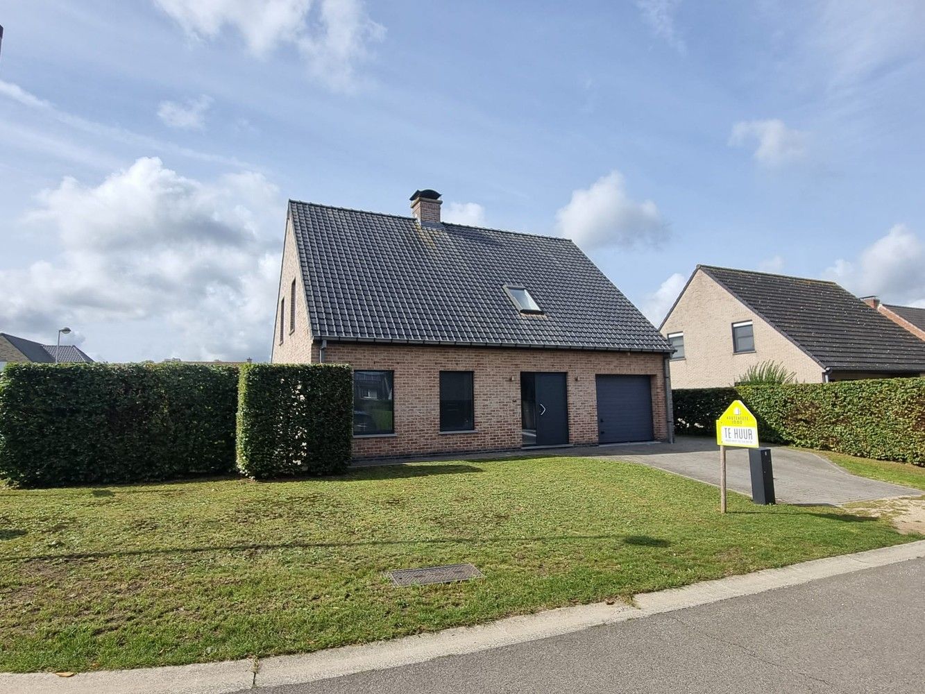 Ruime villa met 4 slaapkamers te huur! foto {{pictureIndex}}