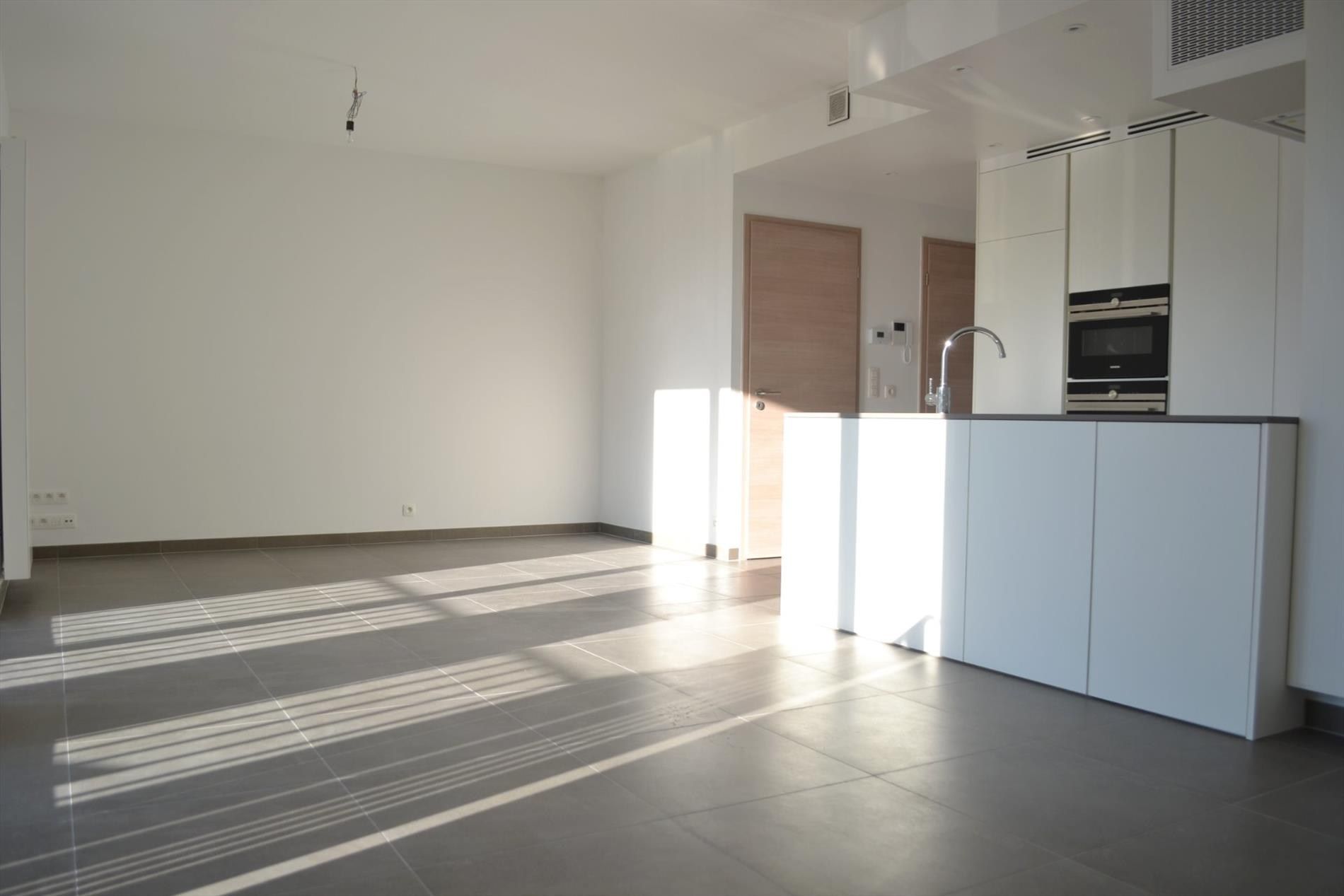 Recent appartement met 2 slaapkamers, 2 terrassen en garagebox te huur in Gullegem foto 6