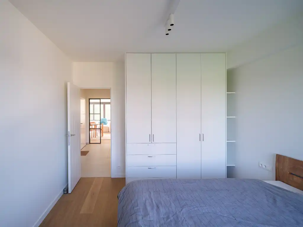 Smaakvol gerenoveerd 2-slaapkamer appartement met twee terrassen. foto 11