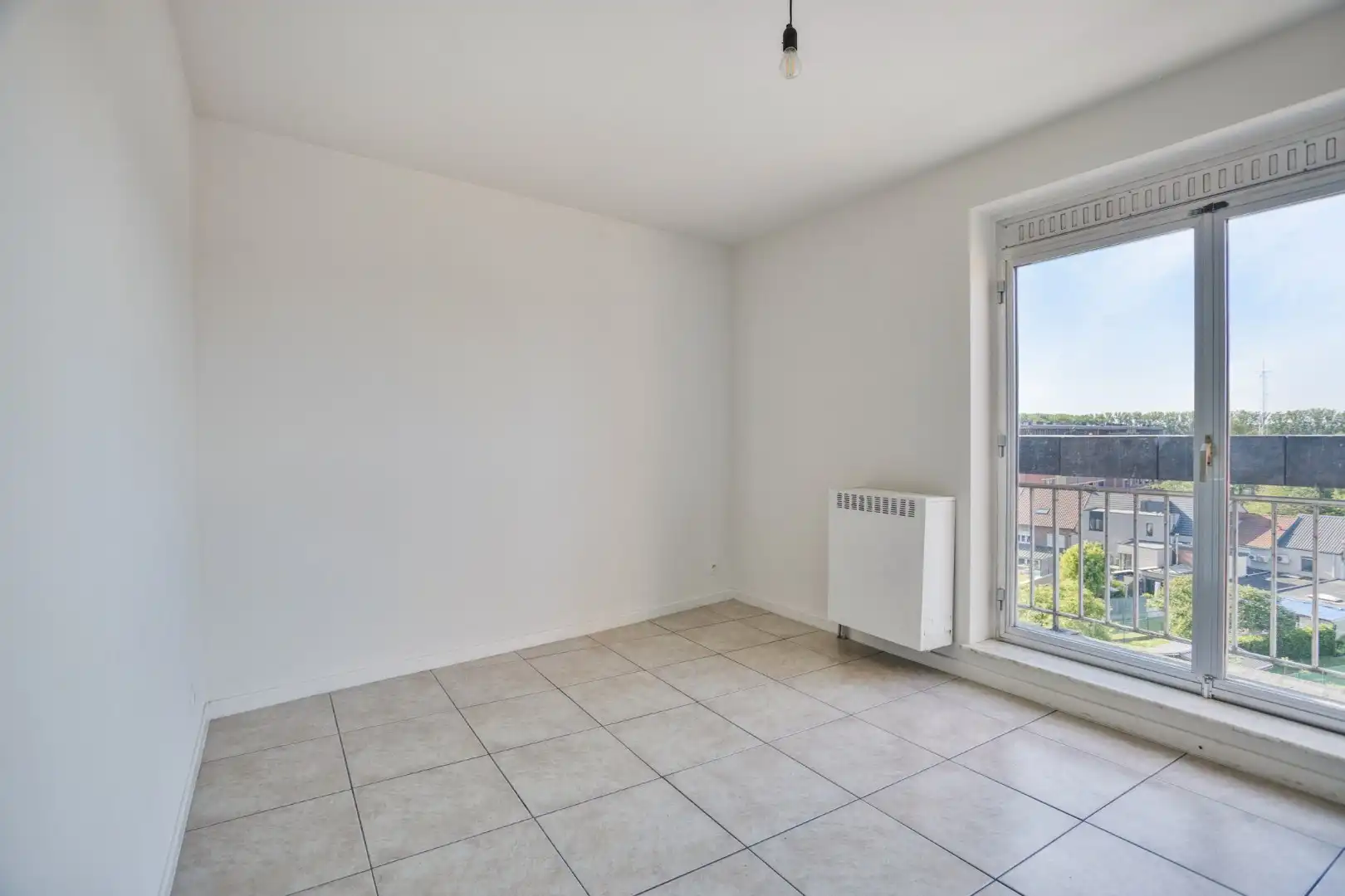Ruim appartement met bovenliggende studio en garage foto 8