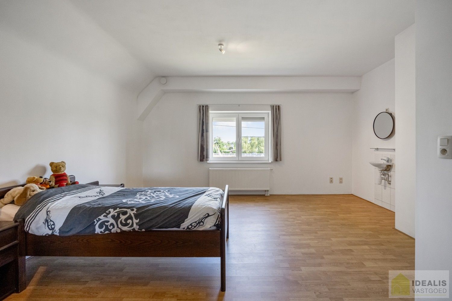 ZEER RUIM OPGEZETTE (360m²!) EN KNAP AFGEWERKTE EENGEZINSWONING OP RUSTIGE LOCATIE MET MAAR LIEFST 8!! SLAAPKAMERS foto 23
