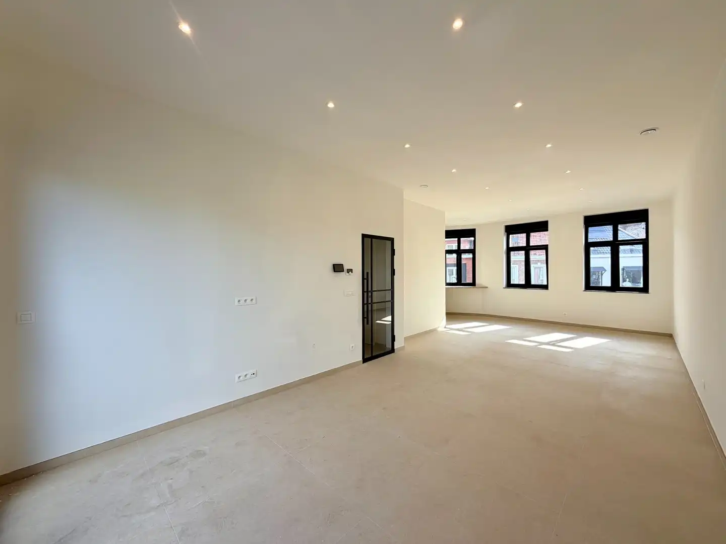 Volledig gerenoveerd 2-slaapkamerappartement met zolder in het hart van Tielt! foto 6