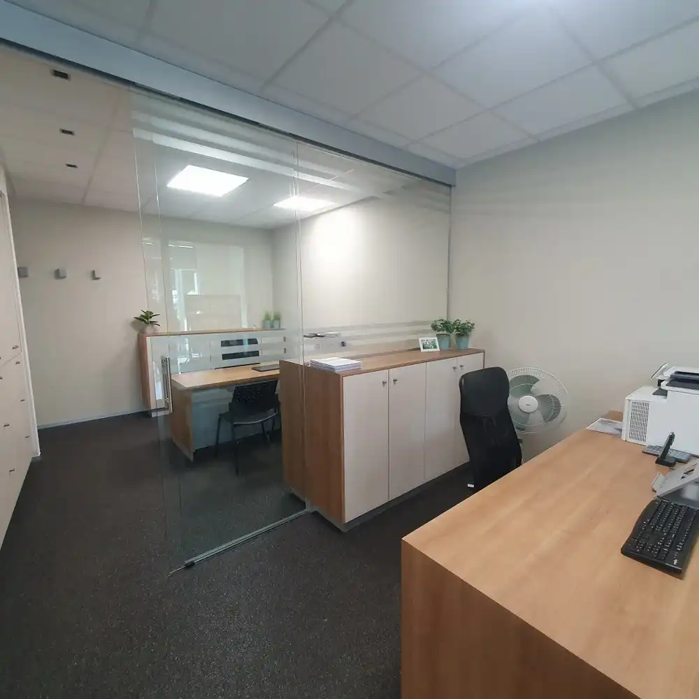 Handelspand met goede zichtbaarheid in het centrum van Neerpelt foto {{pictureIndex}}