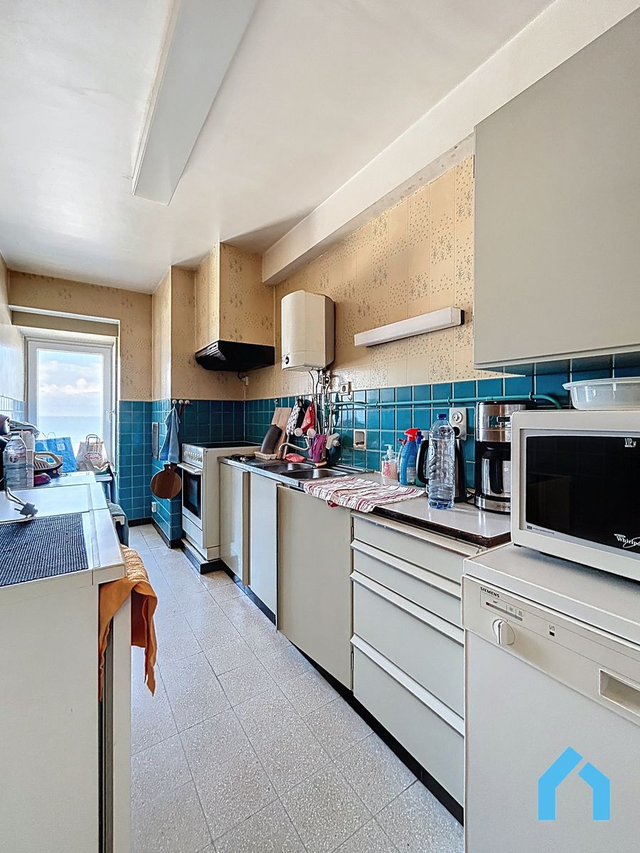 Magnifiek zeezicht en veel potentieel: maak van dit appartement uw parel! foto 7