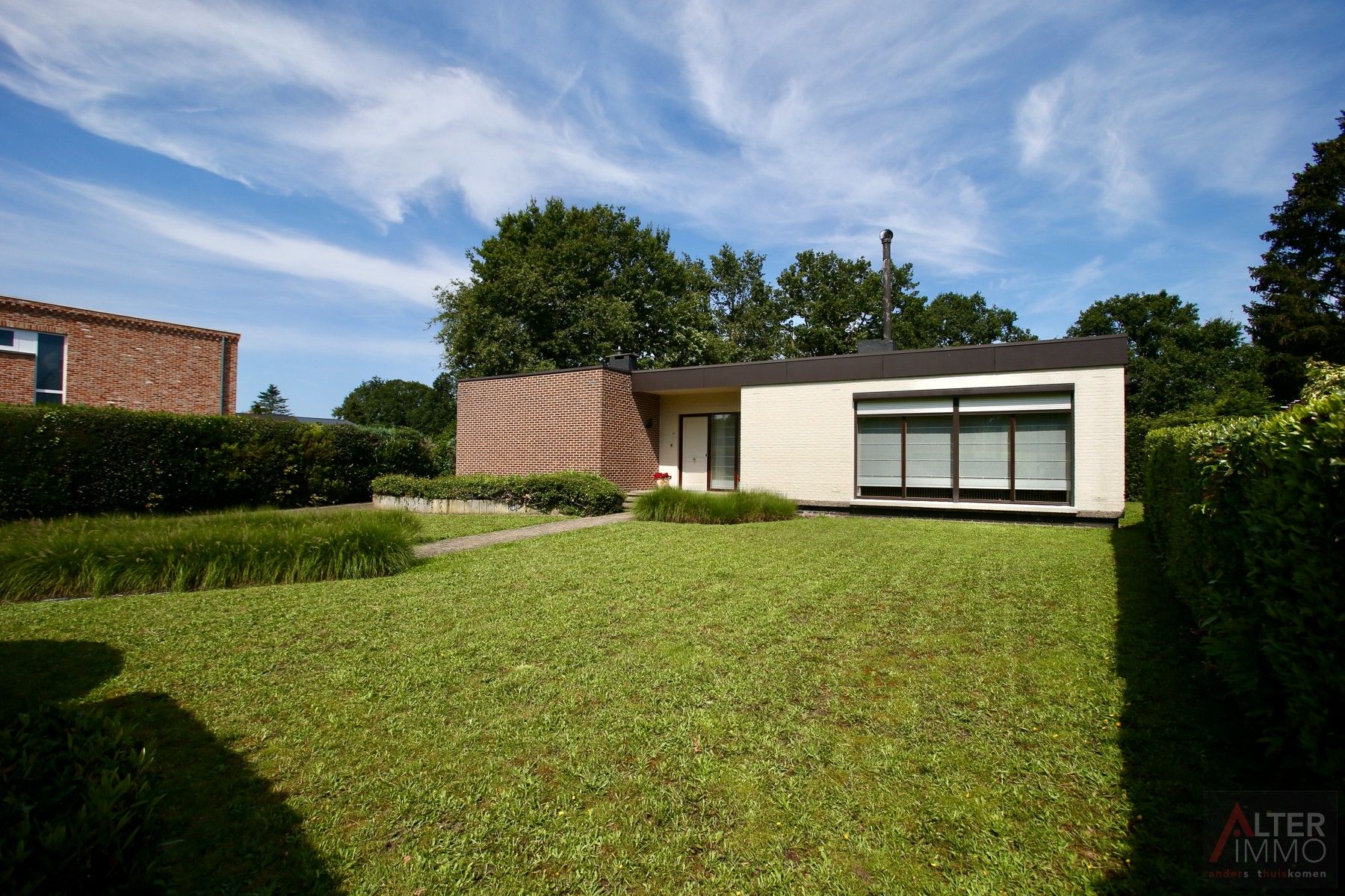 Uitstekend gelegen, gelijkvloerse woning in een tijdloze architectuur met 3 grote slaapkamers op een perceel van 12a 77ca vlakbij Zonhoven centrum. foto 3