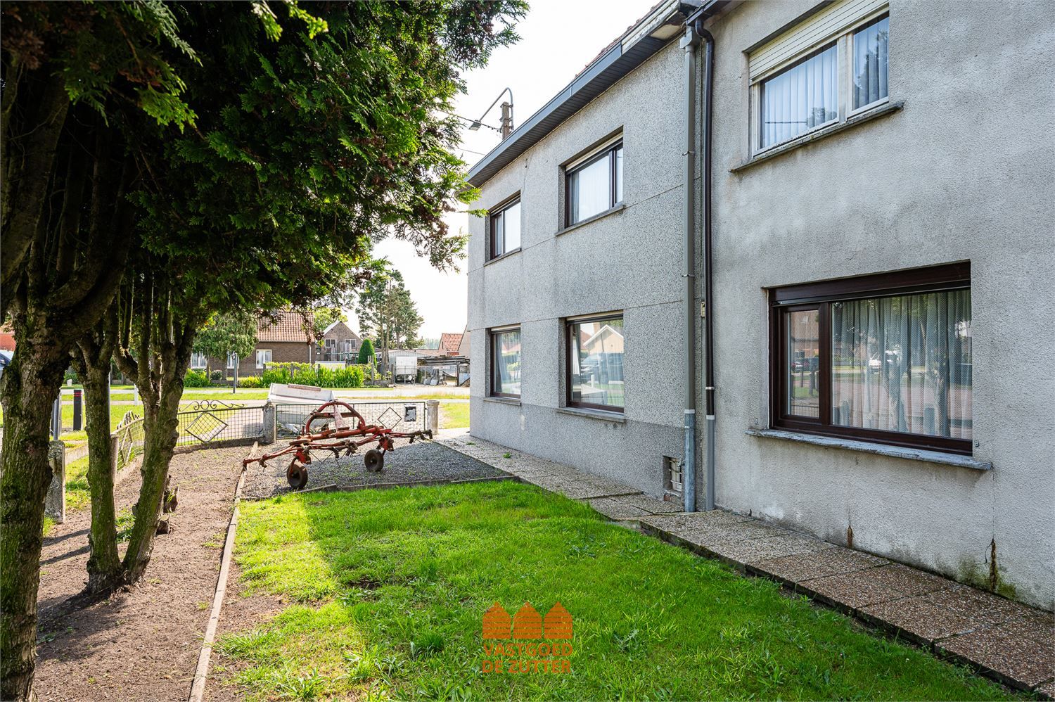 Gesloten bebouwing met 3 slaapkamers en 2 grote garages foto 20