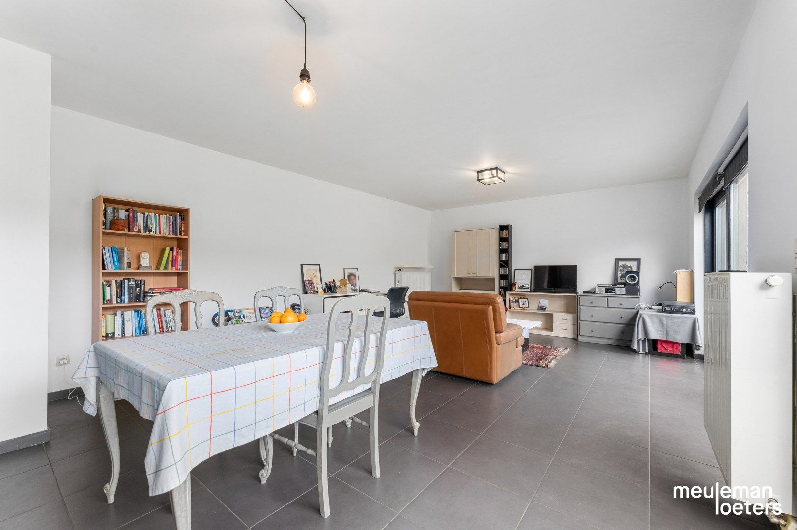 Eigentijdse halfopen woning met carport en tuin foto 3