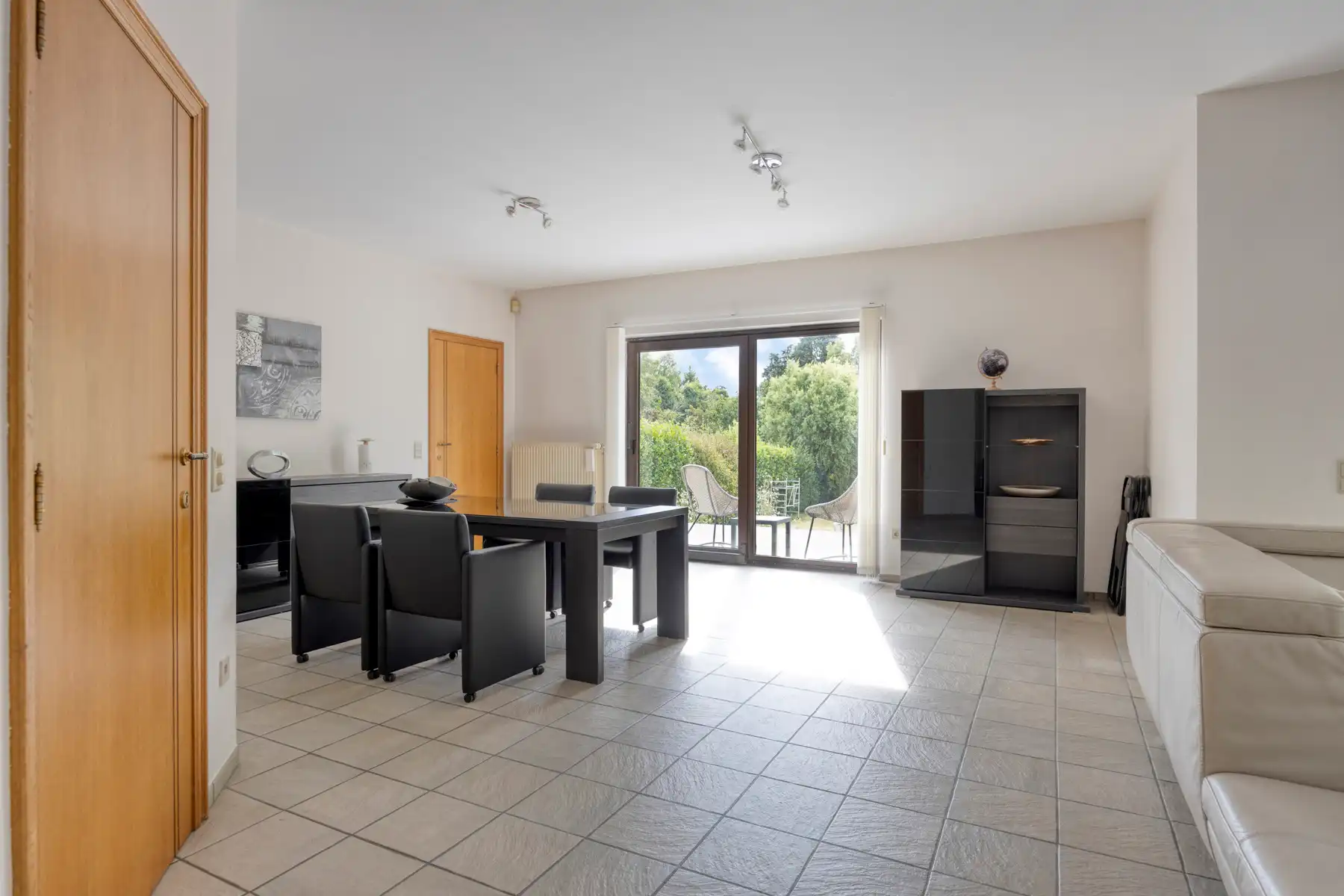 Goed gelegen villa met 6 slaapkamers en grote tuin foto 8