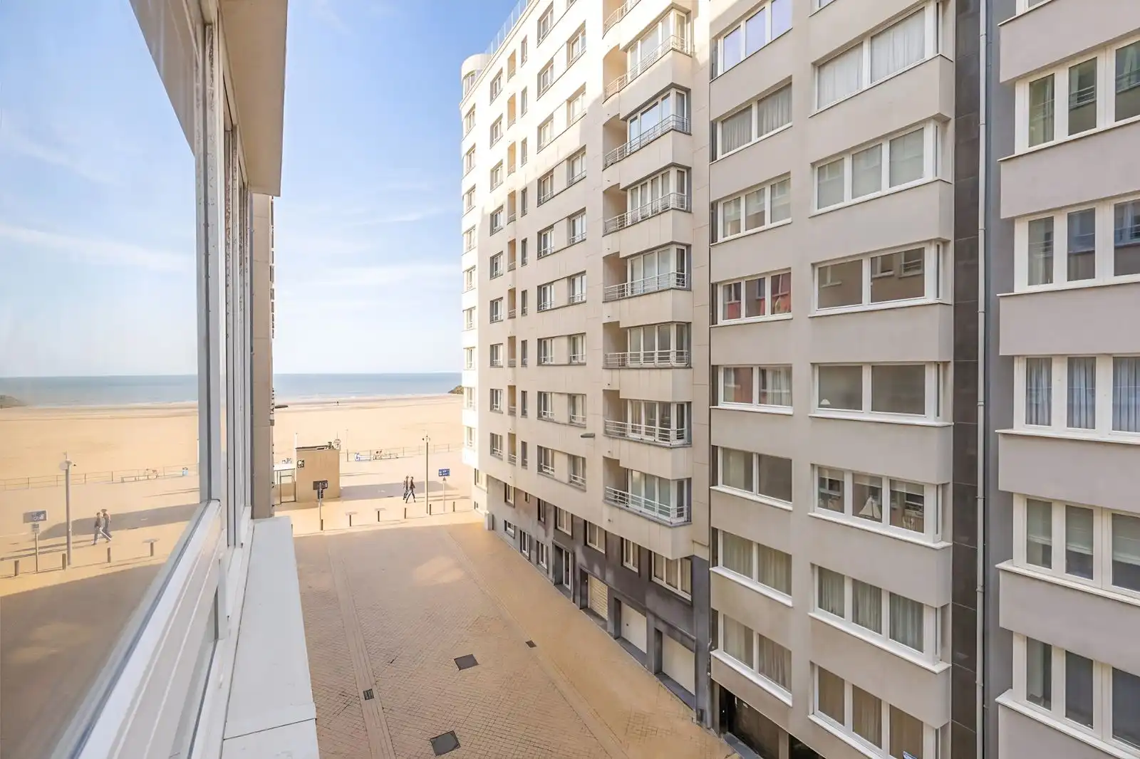 Stijlvol gerenoveerd appartement met 2 slaapkamers en lateraal zeezicht foto 13