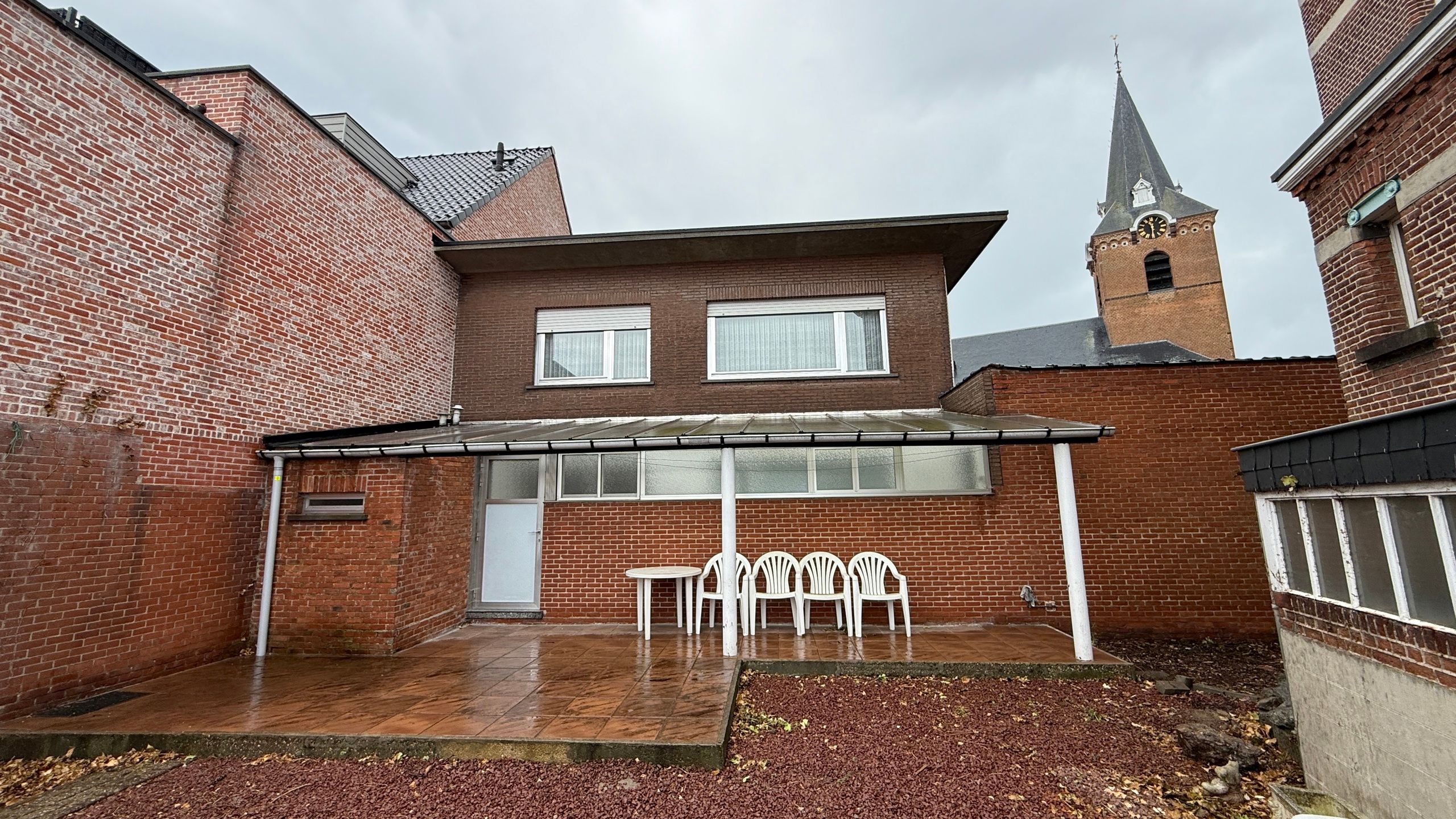 Goedgelegen woning met handelsruimte foto 17
