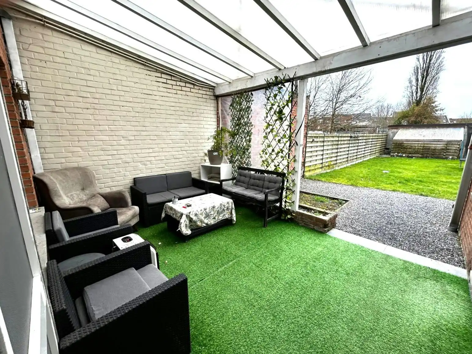 Building met twee verhuurde appartementen en 4 garages foto 11