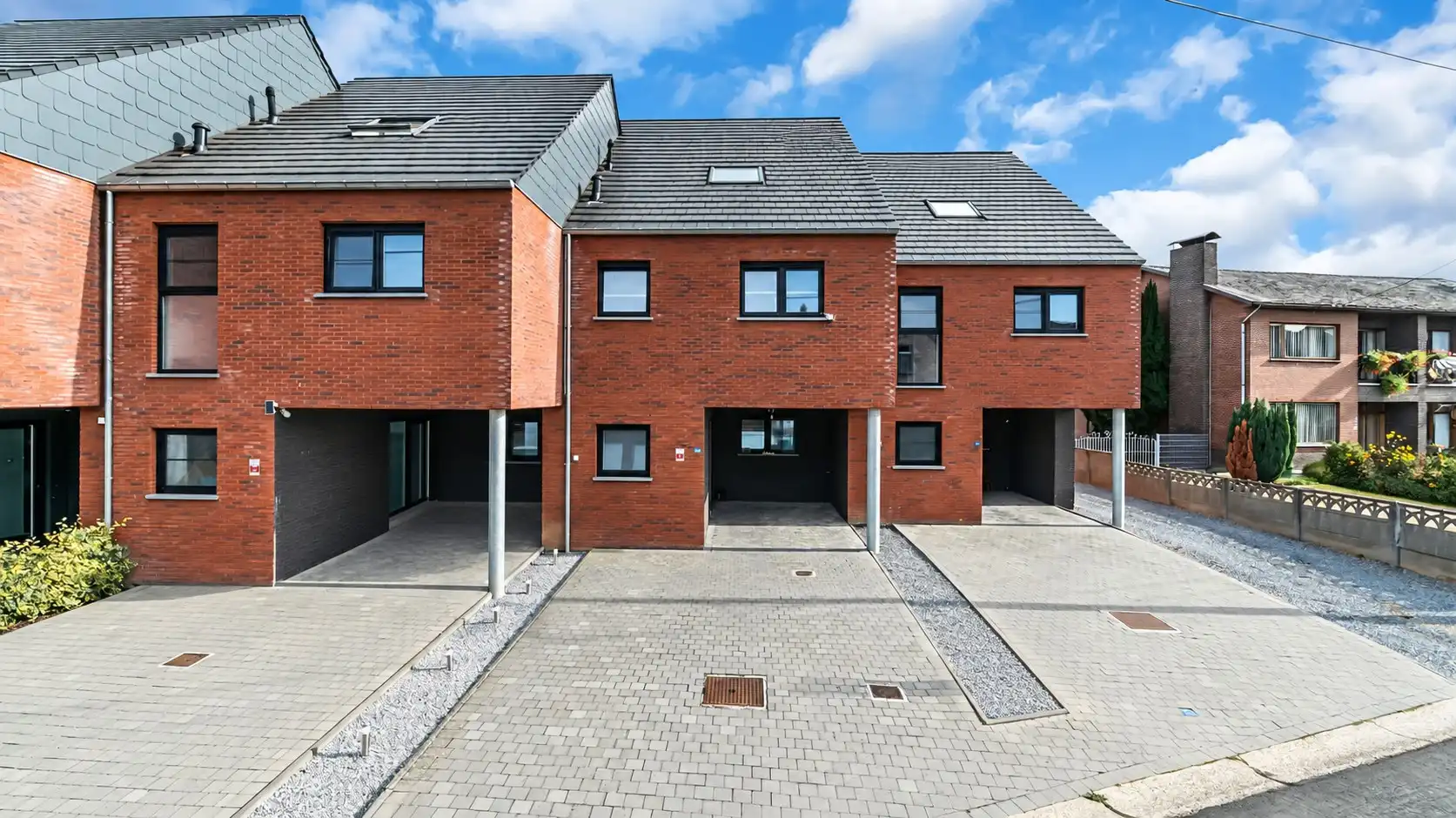Ruime en energiezuinige nieuwbouwwoning met 5 slaapkamers, zonnige tuin en dubbele garage in Maasmechelen foto {{pictureIndex}}