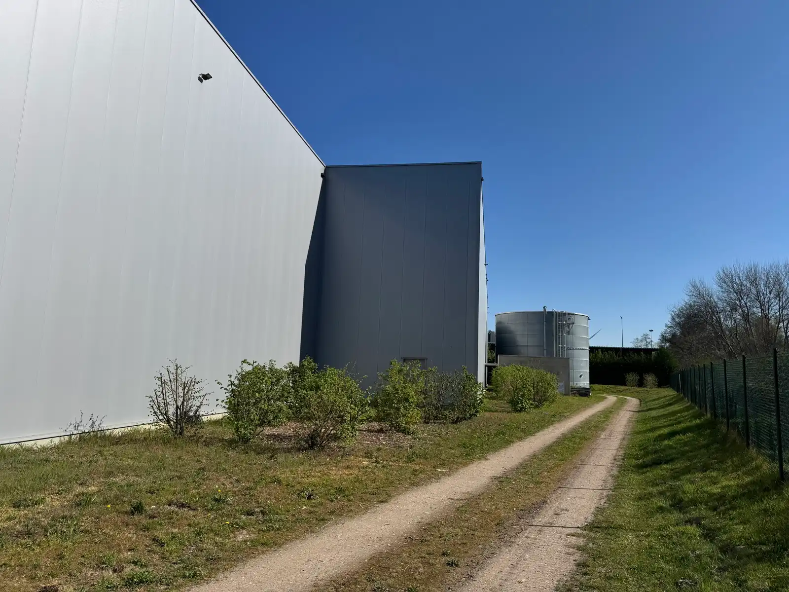 Volledig uitgerust distributiecentrum in nieuwbouwstaat foto 15