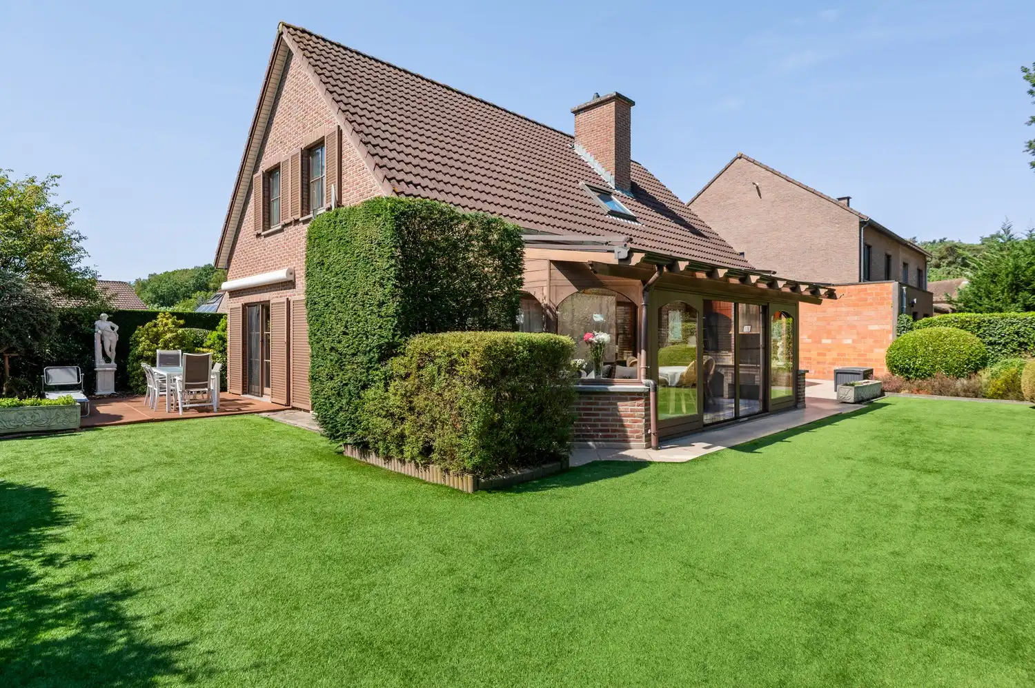 Ruime gezinswoning met 3 slaapkamers, veranda, garage en zonnige tuin foto 17