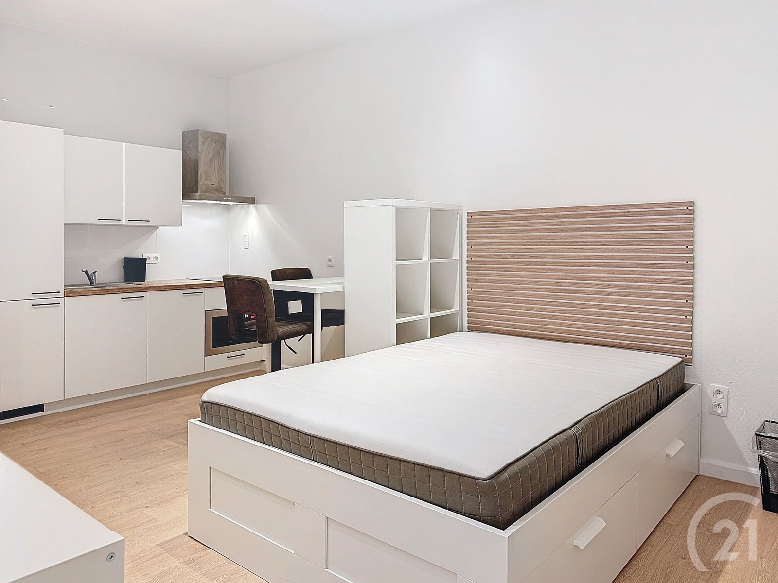 Gelijkvloerse gemeubelde studio met privé-kelder te huur! foto {{pictureIndex}}