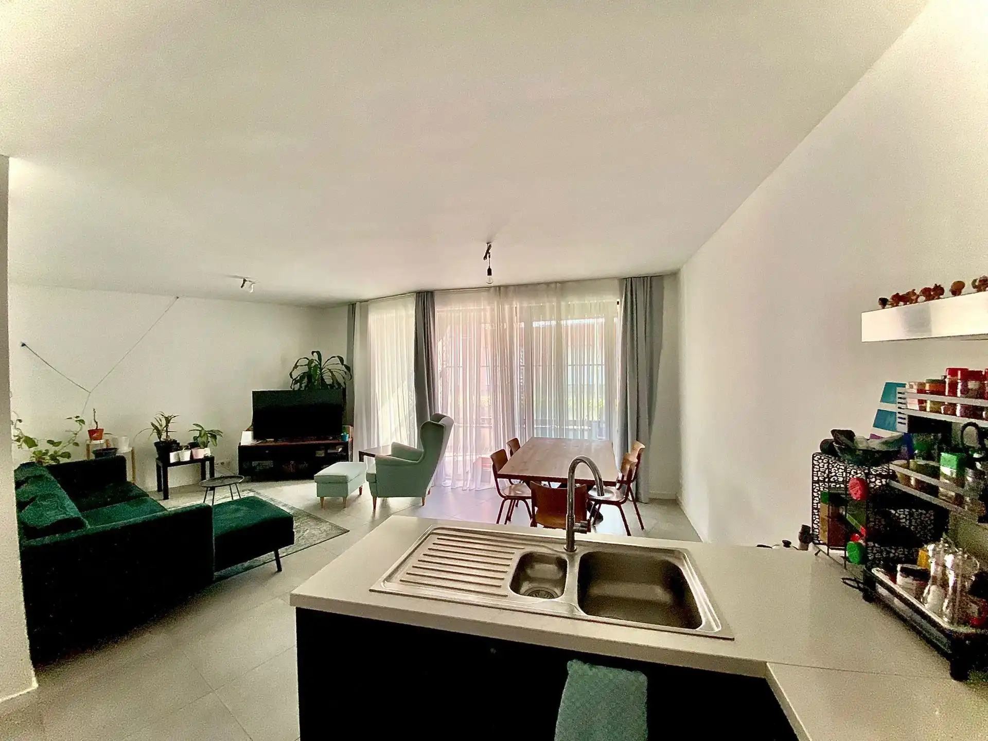 Recent, gelijkvloers appartement met 2 slaapkamers en terras foto 2