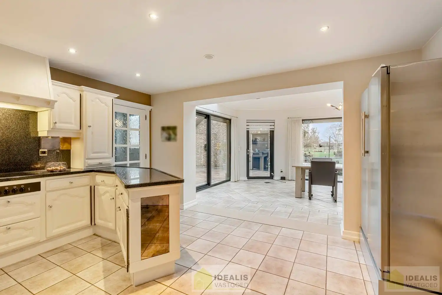 IDEALIS VASTGOED – ROYALE, INSTAPKLARE EN ZEER GOED ONDERHOUDEN GEZINSWONING OP EEN RUIM EN RUSTIG PERCEEL VAN 44A 33CA MET 5 KNAPPE SLAAPKAMERS, HEERLIJKE VERANDA, VRIJSTAANDE GARAGE EN 32 ZONNEPANELEN MÉT CERTIFICATEN ÉN ZONNEBOILER - De woning omvat maar liefst +- 265m² bewoonbare oppervlakte met ruime woonkamer, uitgeruste keuken, 5 slaapkamers, badkamer, vrijstaande garage én 32 zonnepanelen. De woning is rustig gelegen op een perceel met een opp. van 44a 33ca. foto 20