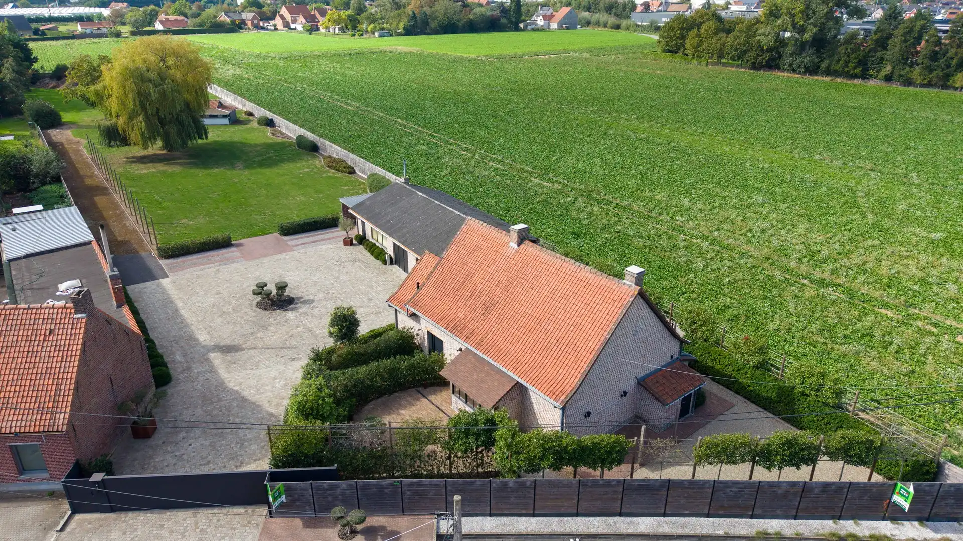 LANDELIJK GELEGEN WONING MET MAGAZIJN EN APARTE STUDIO foto 3