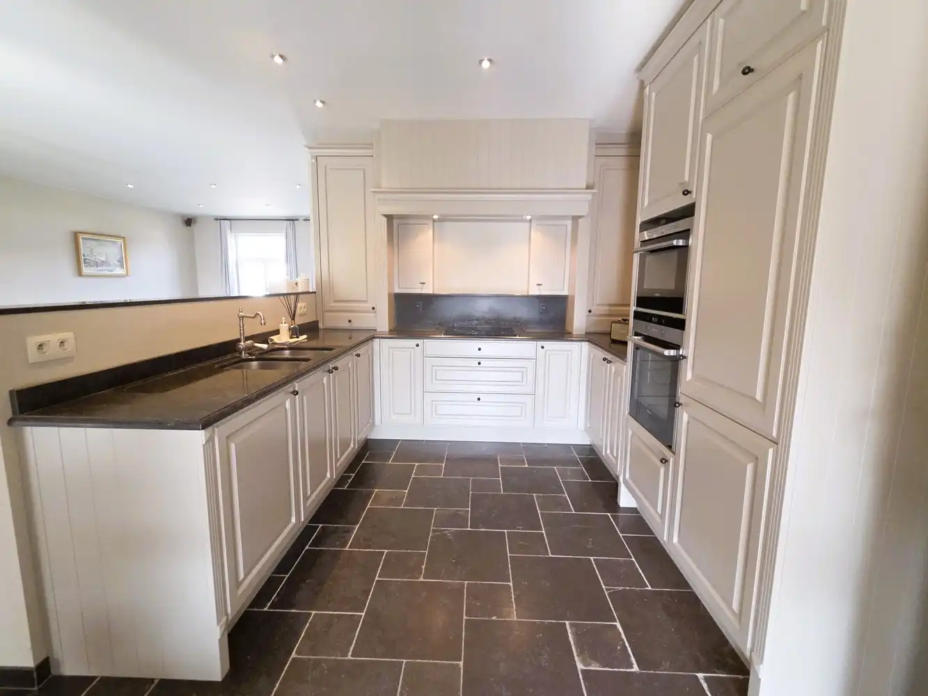 Prachtige villa woning, 5 slaapkamers, 2 badkamers in een zeer rustige straat gelegen foto 6