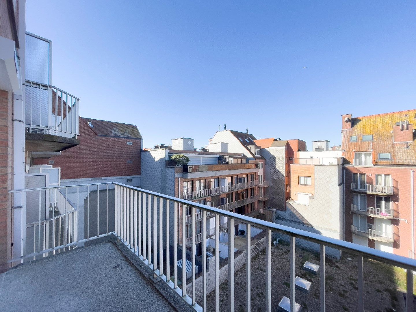 Aangenaam en perfect onderhouden appartement, gelegen in de Lippenslaan, vlakbij de zeedijk. foto 15