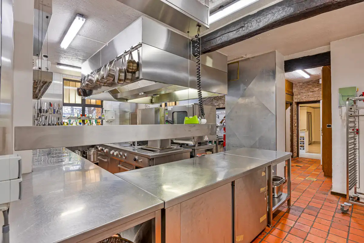 Exclusieve kans: Charmante vierkantshoeve te Diepenbeek – veelzijdige handelszaak met karakter foto 12