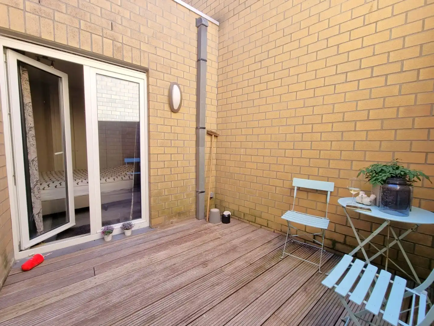 Centraal gelegen gelijkvloers appartement met twee slaapkamers en stadskoer foto 9