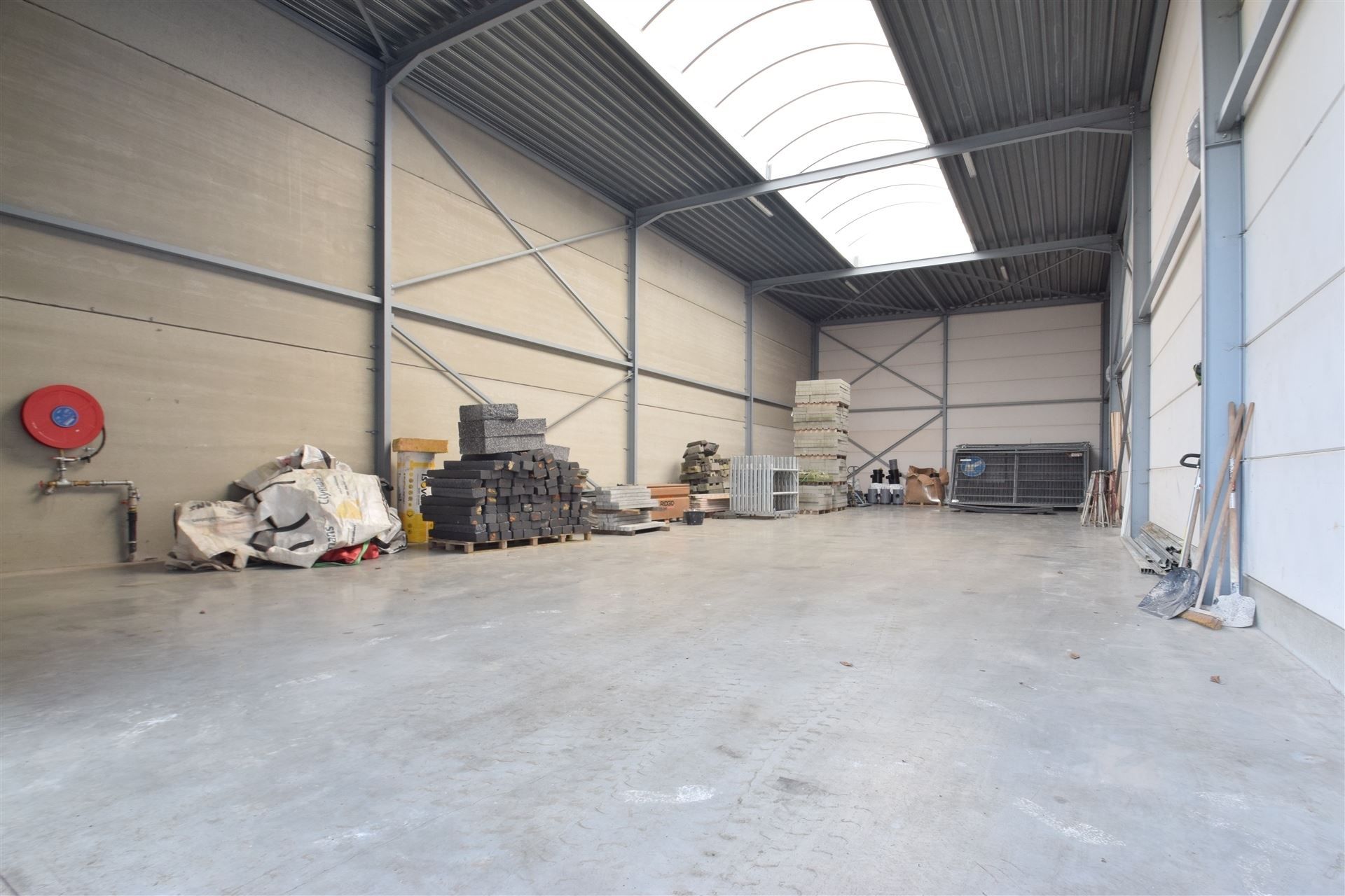 Recent, gunstig gelegen magazijn in een bedrijventerrein. foto 2