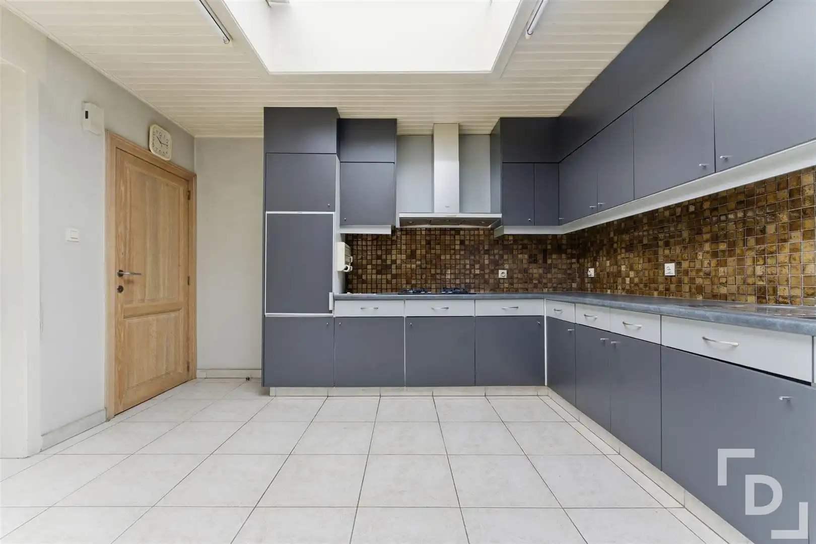 Ruime, te renoveren woning met inpandige garage te koop in centrum Watou foto 3