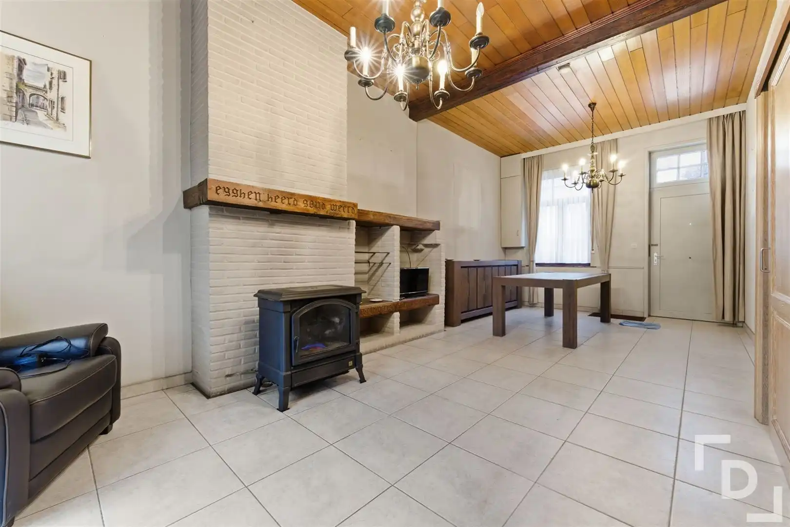 Te renoveren woning met inpandige garage in centrum Watou foto 3