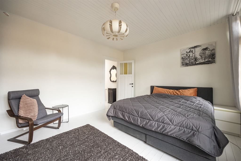 Gerenoveerde woning met zonnige tuin op toplocatie foto 15