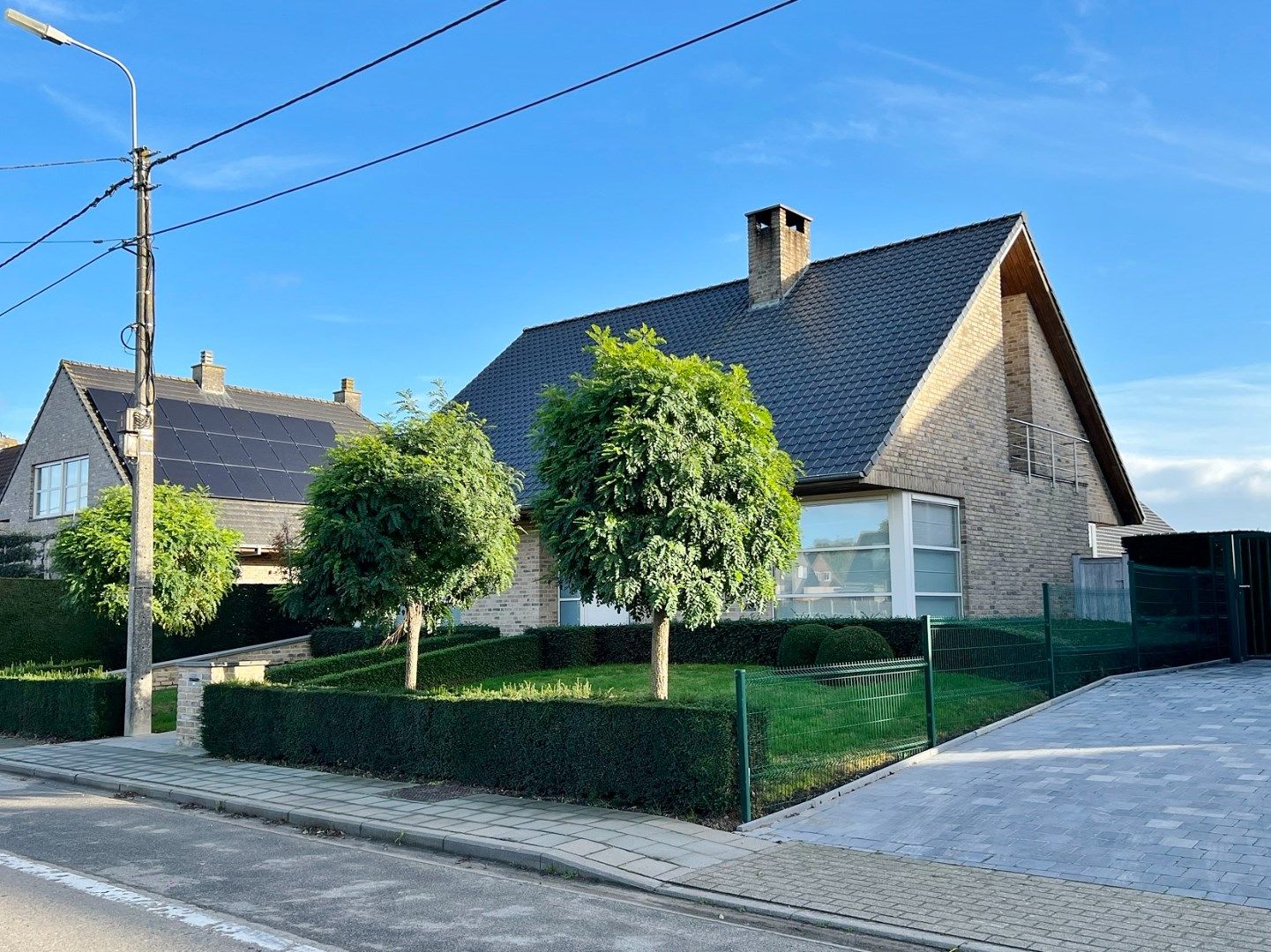 Moderne villa met dubbele garage, kleine loods en zonnige afgesloten tuin.  foto {{pictureIndex}}