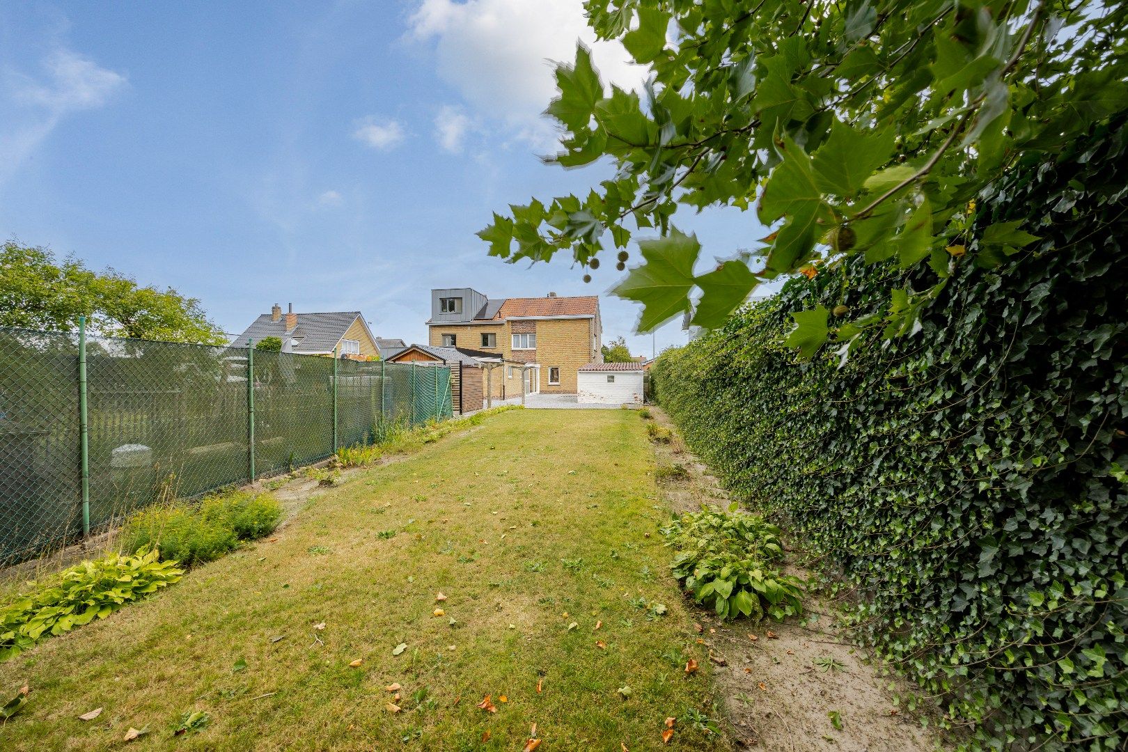 Goed onderhouden woning met ruime tuin in St-Joris. foto 16