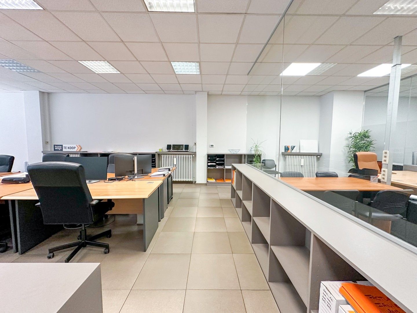 Commercieel gelijkvloers met grote zichtbaarheid en parking in centrum! foto {{pictureIndex}}